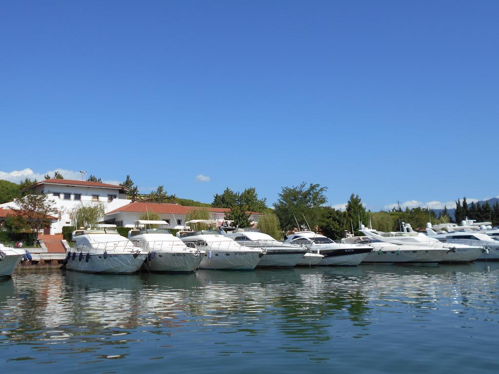 Iron Gate Marina3B Hotel Sarzana Exterior photo