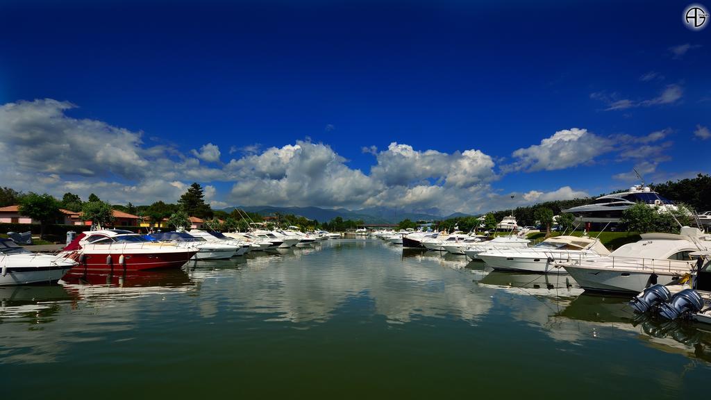 Iron Gate Marina3B Hotel Sarzana Exterior photo