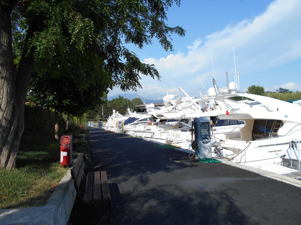 Iron Gate Marina3B Hotel Sarzana Exterior photo