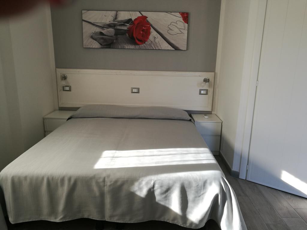 Iron Gate Marina3B Hotel Sarzana Exterior photo