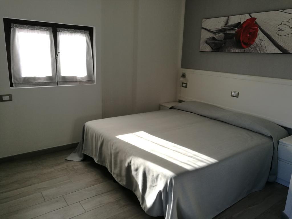 Iron Gate Marina3B Hotel Sarzana Exterior photo