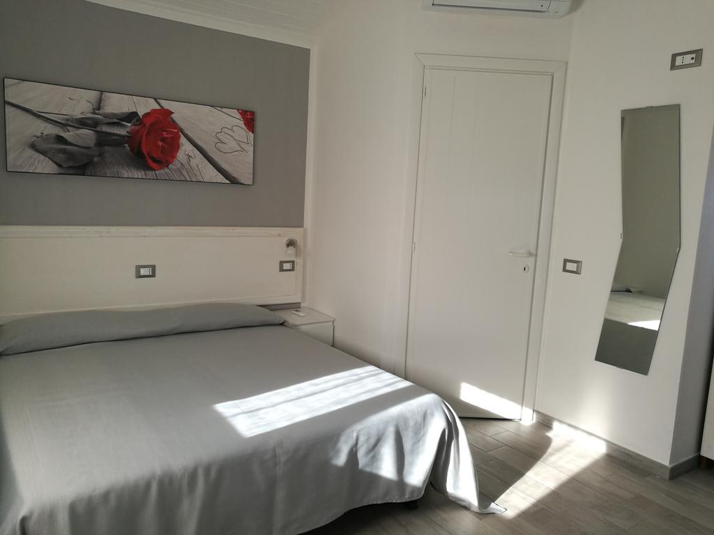 Iron Gate Marina3B Hotel Sarzana Exterior photo